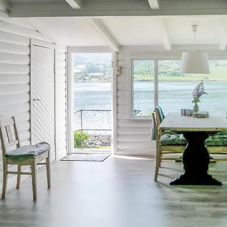 Feriehus Awesome In Malmefjorden With Kitchen Sylte (Hustadvika)